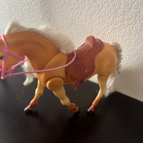 2005 Barbie Walking Horse With Saddle . - Picture 3 of 3